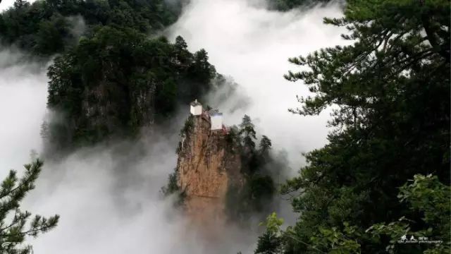 世界最险房子竟在中国孤悬绝壁上400年