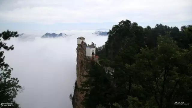 世界最险房子竟在中国孤悬绝壁上400年