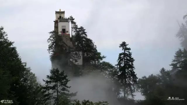 世界最险房子竟在中国孤悬绝壁上400年