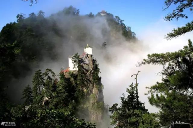世界最险房子竟在中国孤悬绝壁上400年