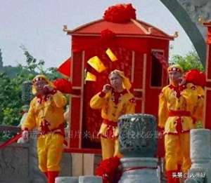 古代奇闻异事：县令把泥像推倒，丢入河中，怪事发生了